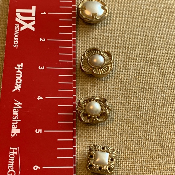 Set of 4 vintage button covers. Gold tone and pearl. - Picture 7 of 8